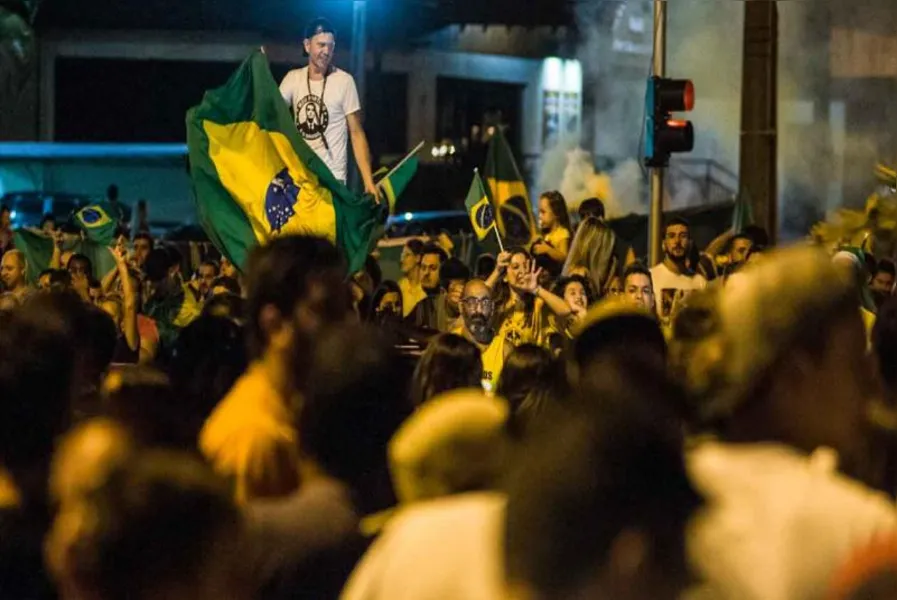 Festa em Londrina teve fogos de artifício e buzinaço