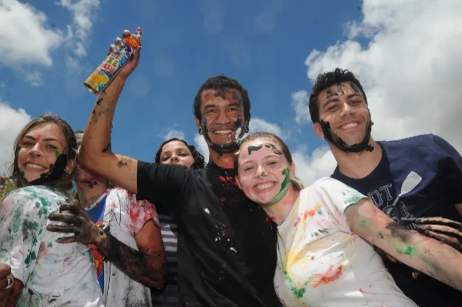 Confira a lista dos 3,1 mil aprovados no Vestibular 2011 da UEL