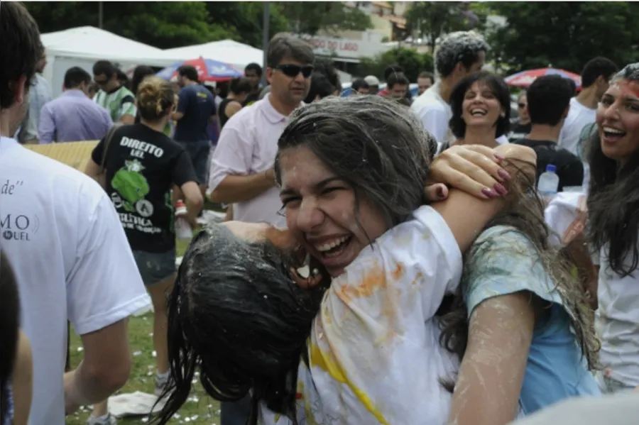 Gritos, alegria e cores na comemoração