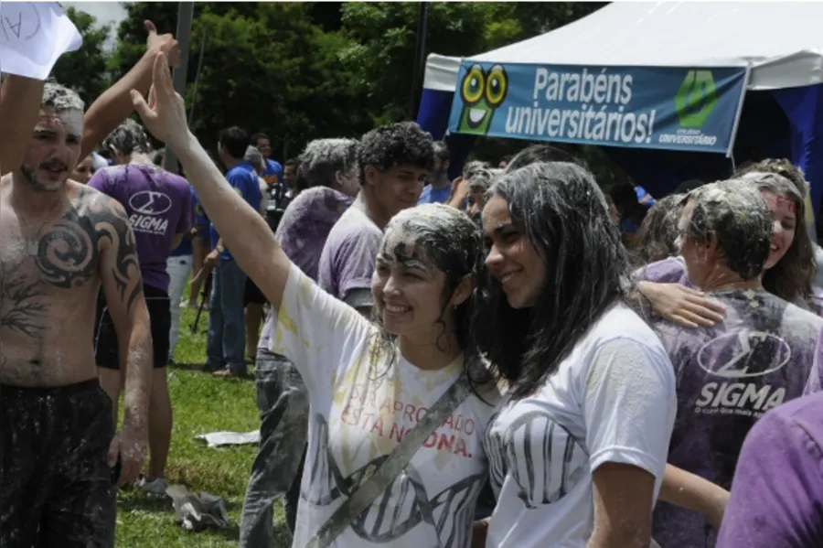 Gritos, alegria e cores na comemoração