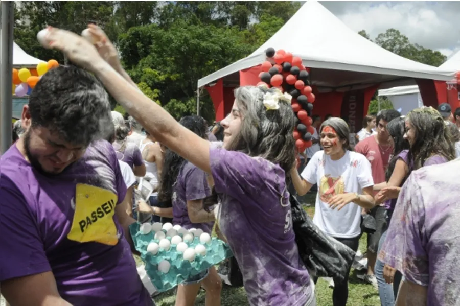 Gritos, alegria e cores na comemoração