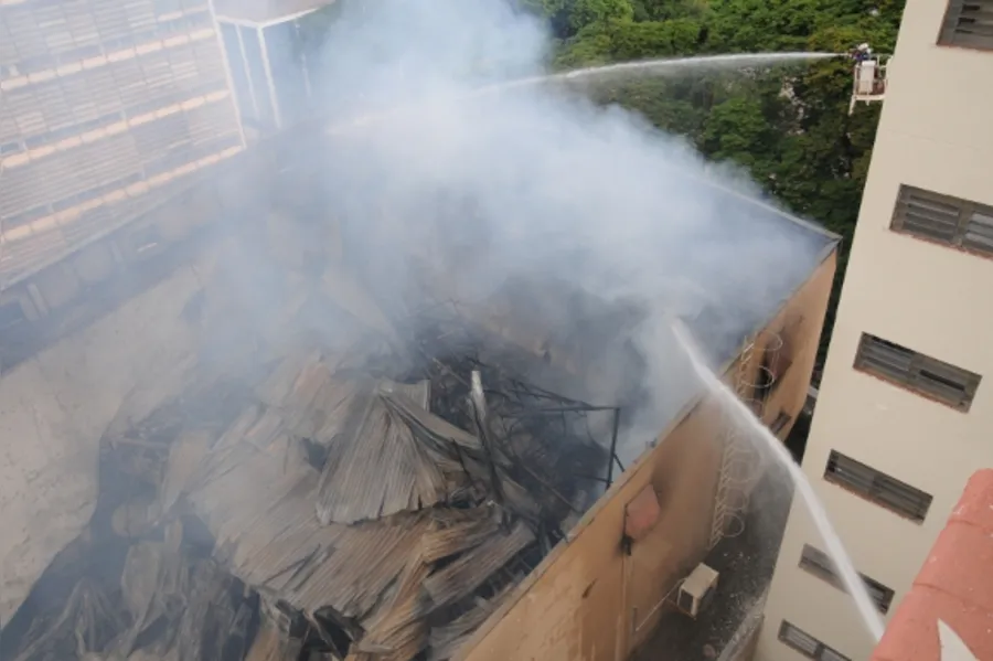 Incêndio destrói Cine Teatro Ouro Verde