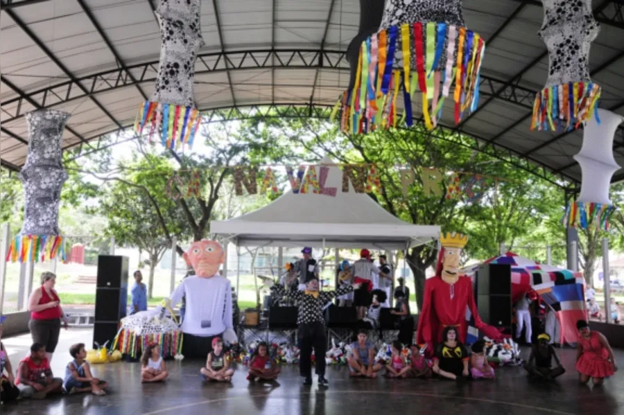 Carnaval na praça resgata folia popular