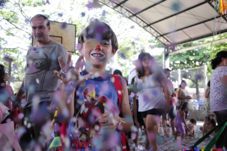 Carnaval na praça resgata folia popular