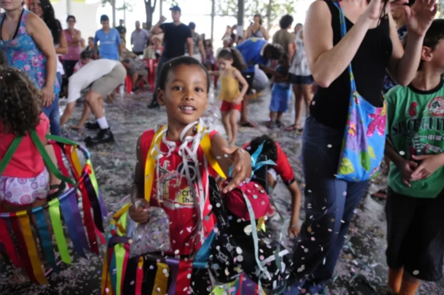 Carnaval na praça resgata folia popular