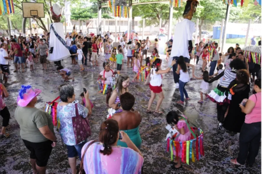Carnaval na praça resgata folia popular