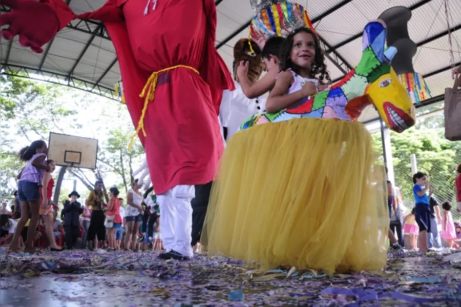 Carnaval na praça resgata folia popular