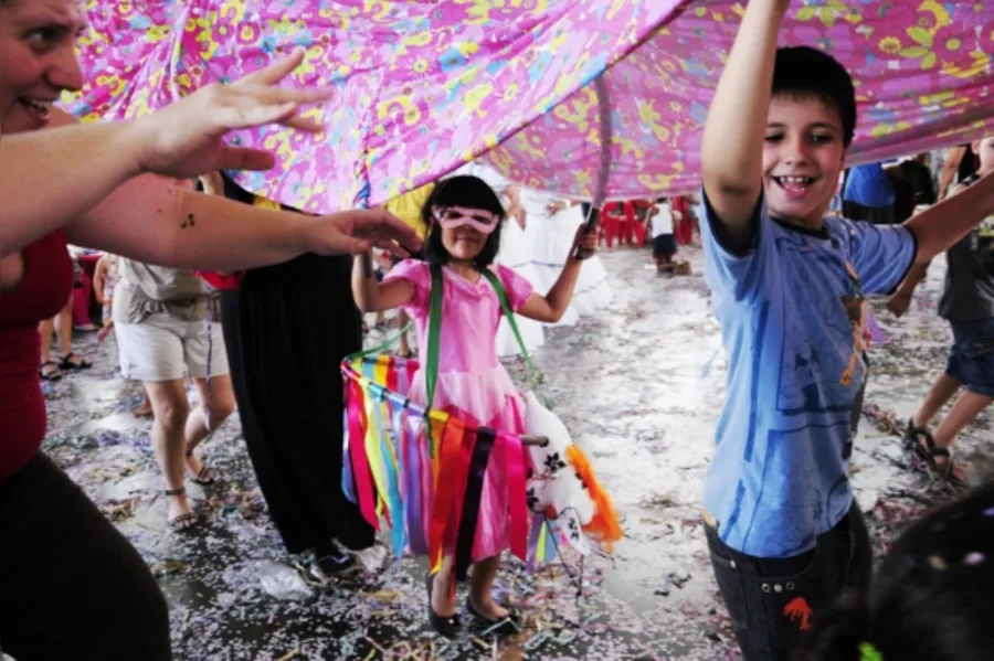 Carnaval na praça resgata folia popular