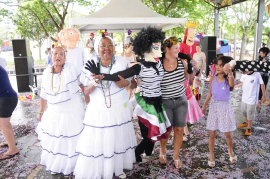 Carnaval na praça resgata folia popular