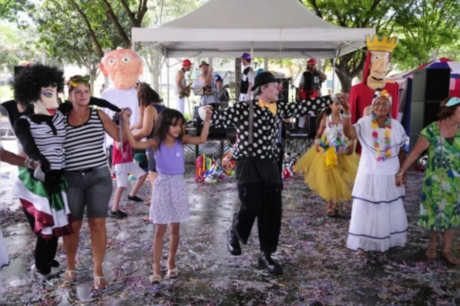 Carnaval na praça resgata folia popular