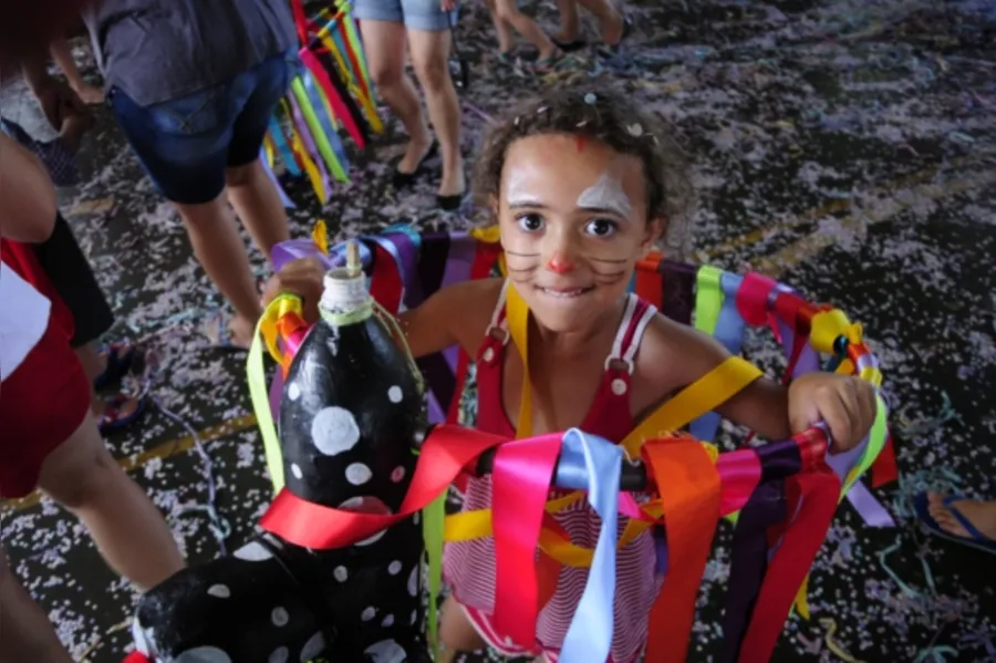 Carnaval na praça resgata folia popular