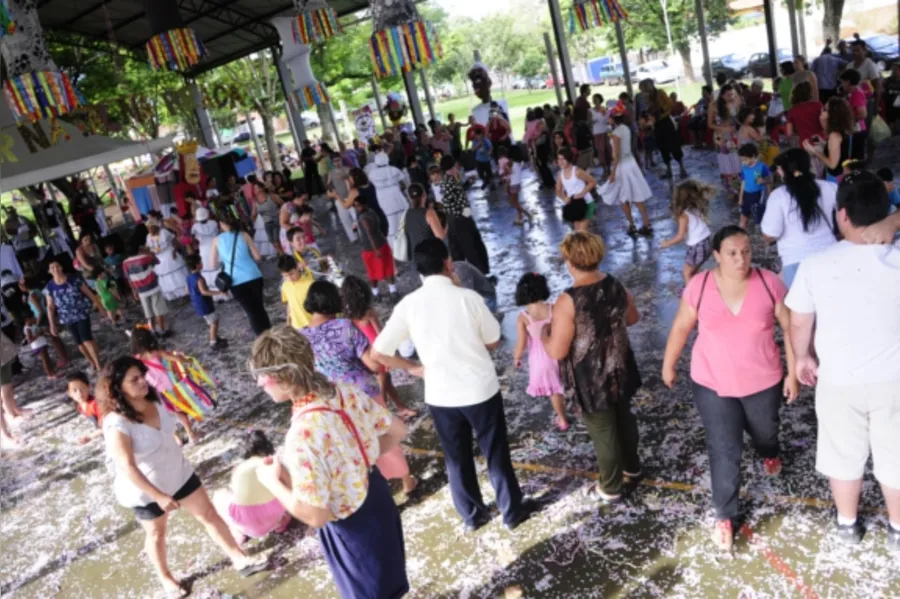 Carnaval na praça resgata folia popular