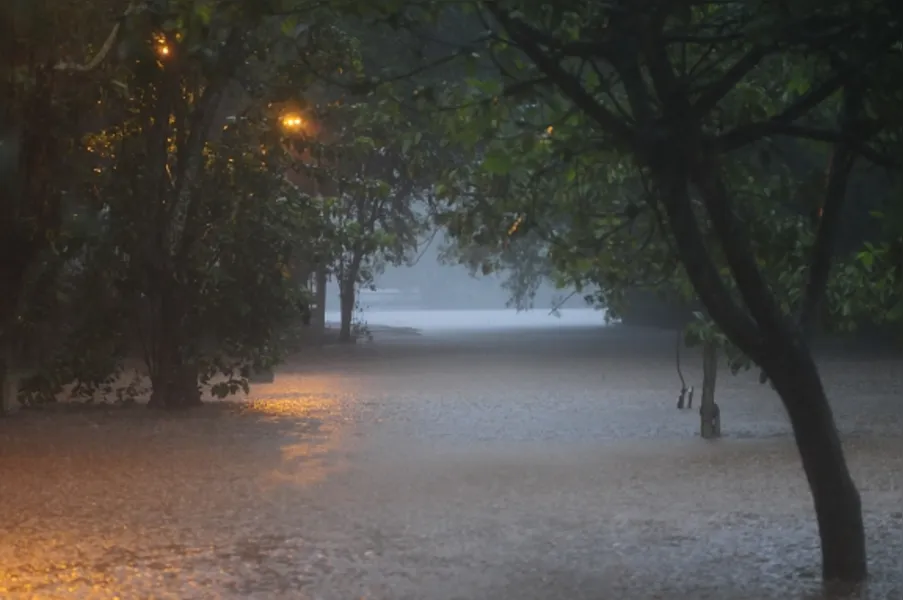Lago Igapó transborda e fecha ruas em Londrina