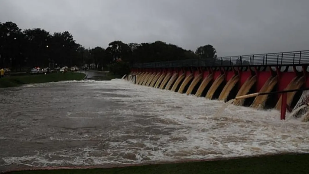 Lago Igapó transborda e fecha ruas em Londrina