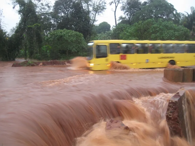 Lago Igapó transborda e fecha ruas em Londrina