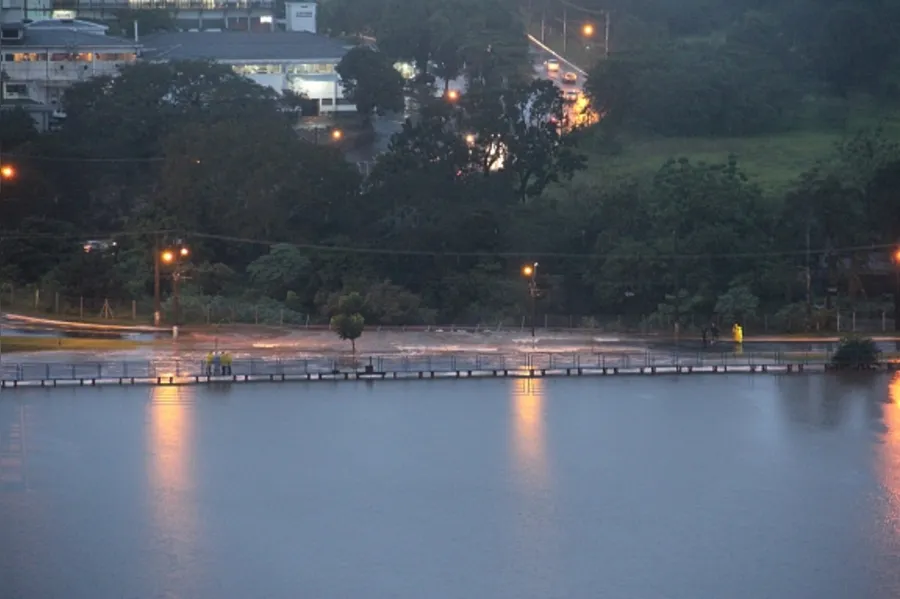 Lago Igapó transborda e fecha ruas em Londrina