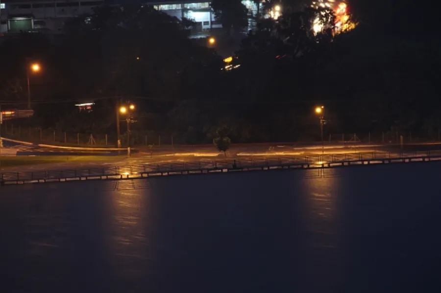 Lago Igapó transborda e fecha ruas em Londrina