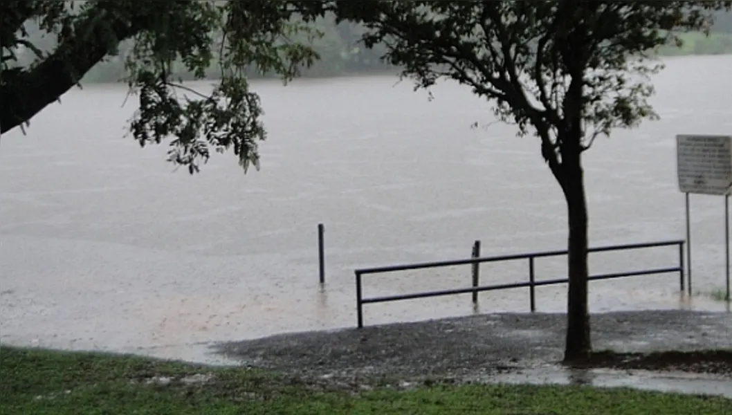 Lago Igapó transborda e fecha ruas em Londrina