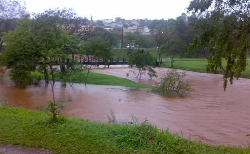 Lago Igapó transborda e fecha ruas em Londrina