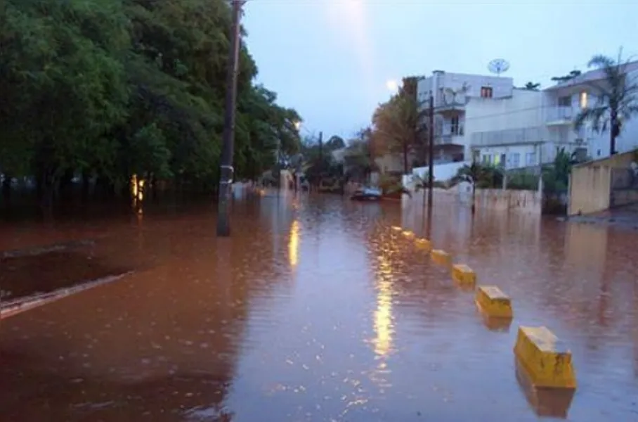 Lago Igapó transborda e fecha ruas em Londrina