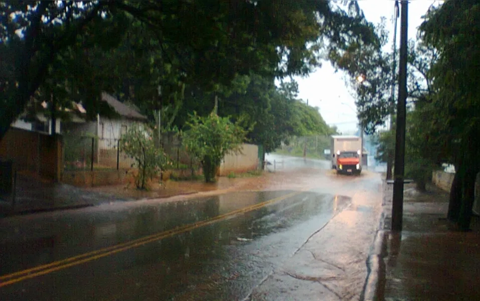 Lago Igapó transborda e fecha ruas em Londrina