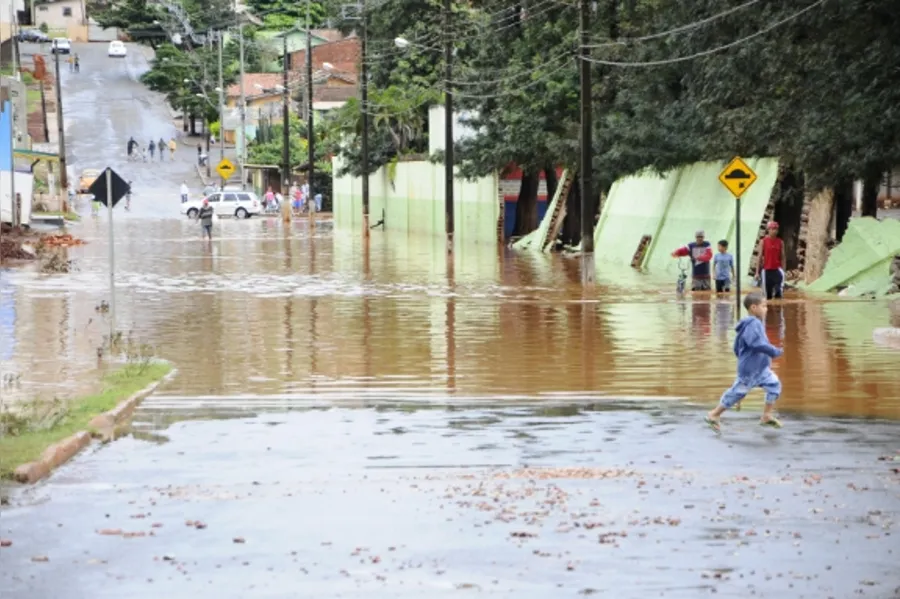 Cheia deixou moradores ilhados em Ibiporã e Jataizinho