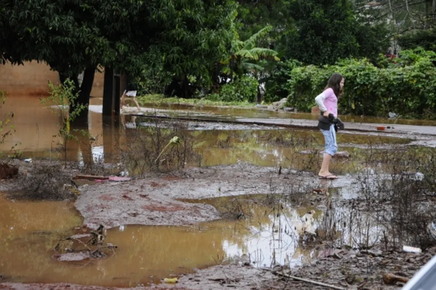 Chuva deixa rastro de destruição em Londrina