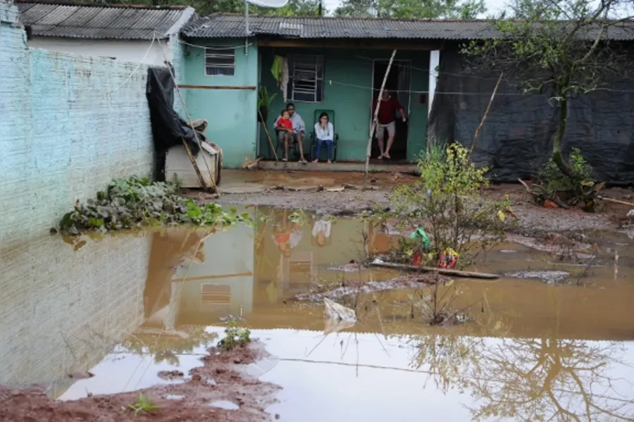 Cheia deixou moradores ilhados em Ibiporã e Jataizinho