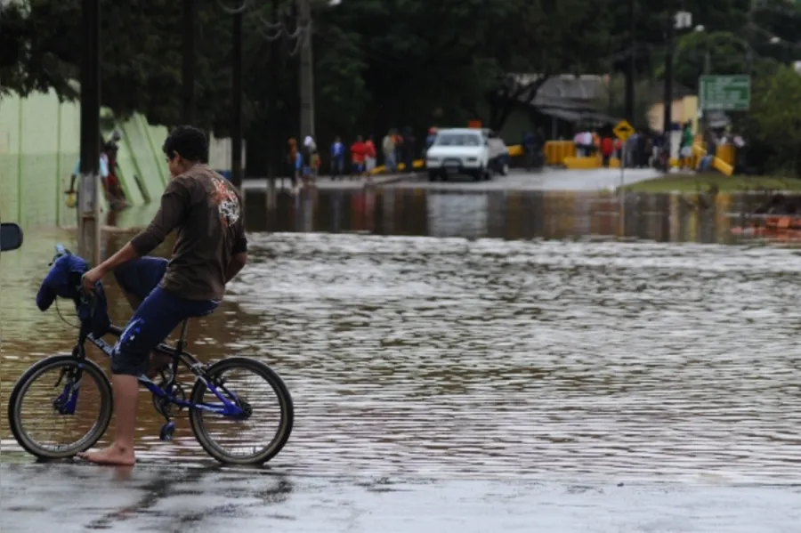 Chuva deixa rastro de destruição em Londrina
