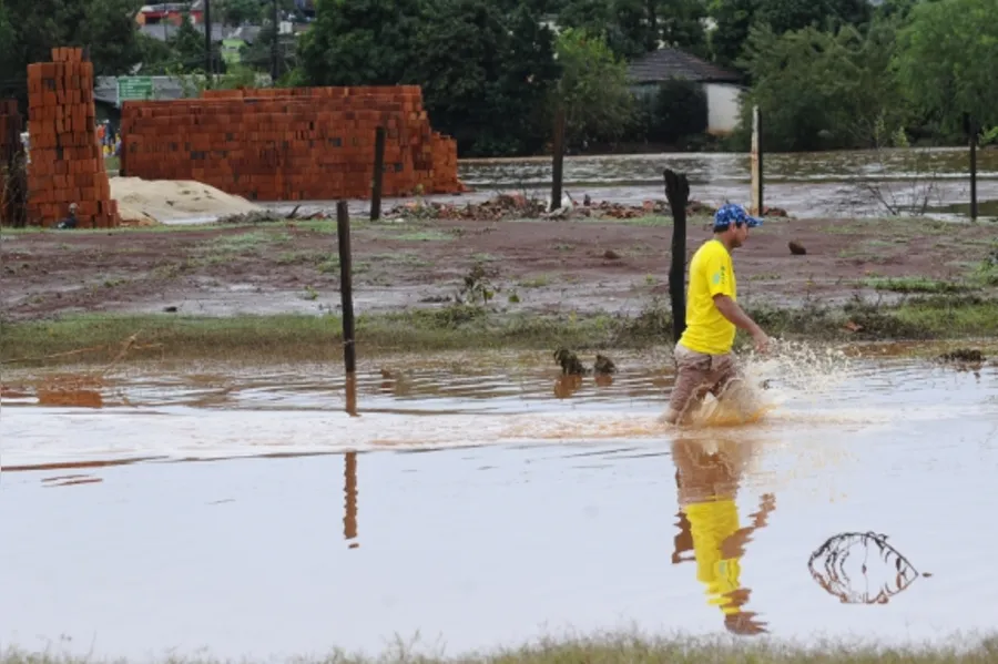 Cheia deixou moradores ilhados em Ibiporã e Jataizinho