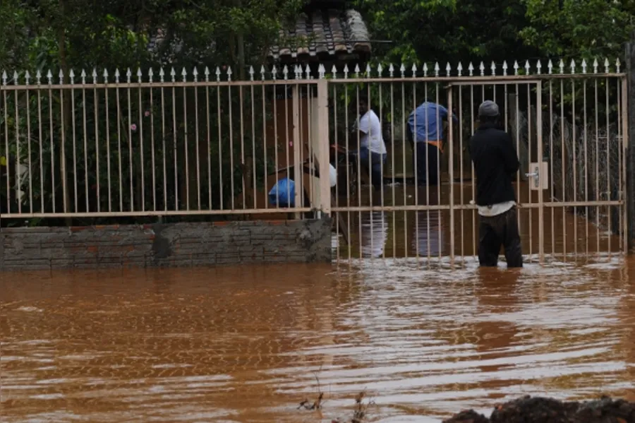 Chuva deixa rastro de destruição em Londrina