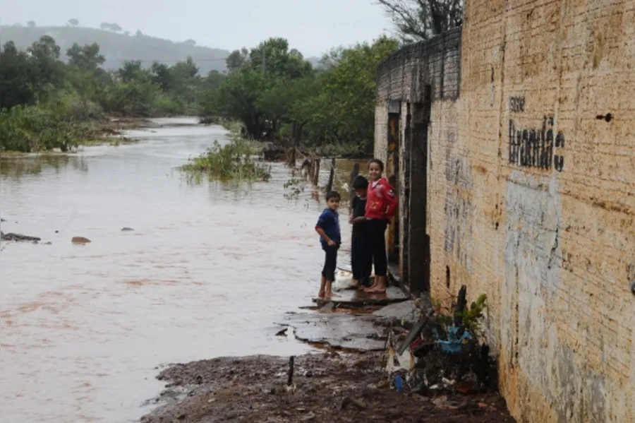 Chuva deixa rastro de destruição em Londrina