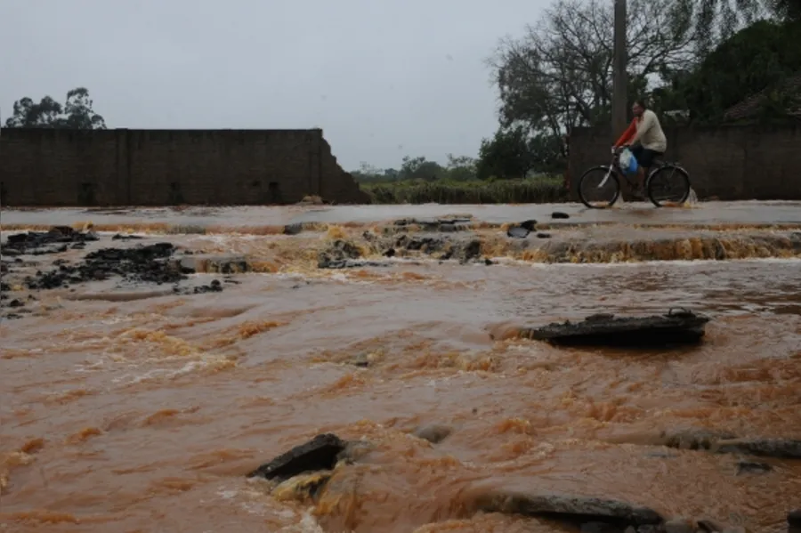 Chuva deixa rastro de destruição em Londrina