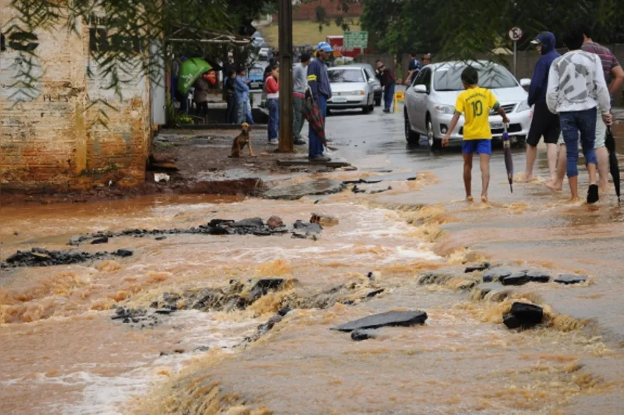 Cheia deixou moradores ilhados em Ibiporã e Jataizinho