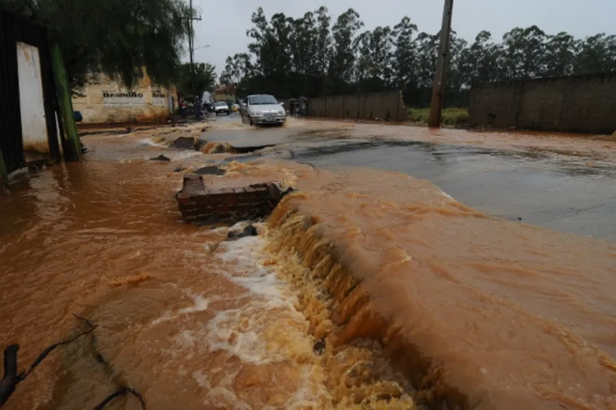 Chuva deixa rastro de destruição em Londrina