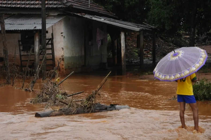 Cheia deixou moradores ilhados em Ibiporã e Jataizinho