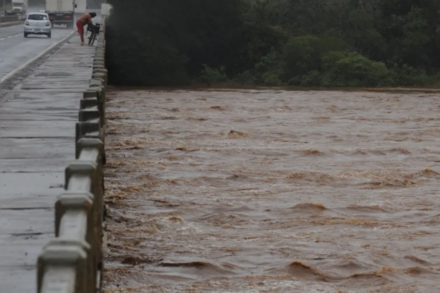 Chuva deixa rastro de destruição em Londrina