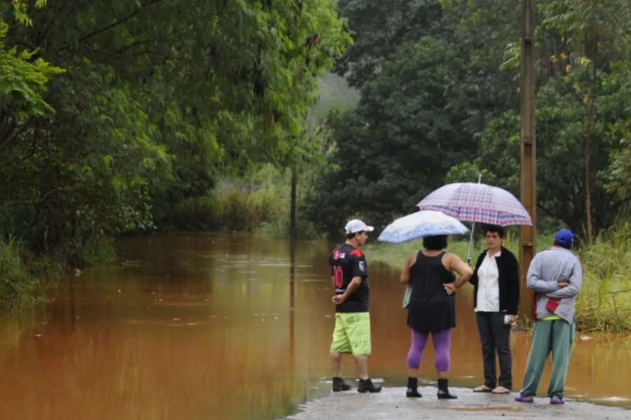 Chuva deixa rastro de destruição em Londrina