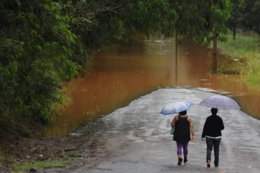 Chuva deixa rastro de destruição em Londrina