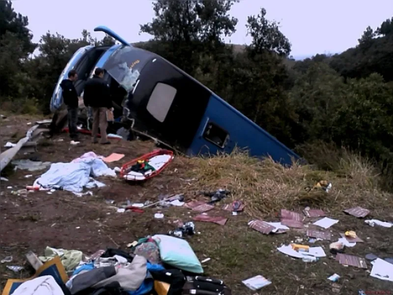 Ônibus cai em ribanceira e deixa dez mortos; veja fotos