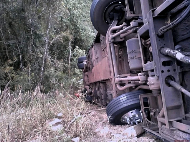 Ônibus cai em ribanceira e deixa dez mortos; veja fotos