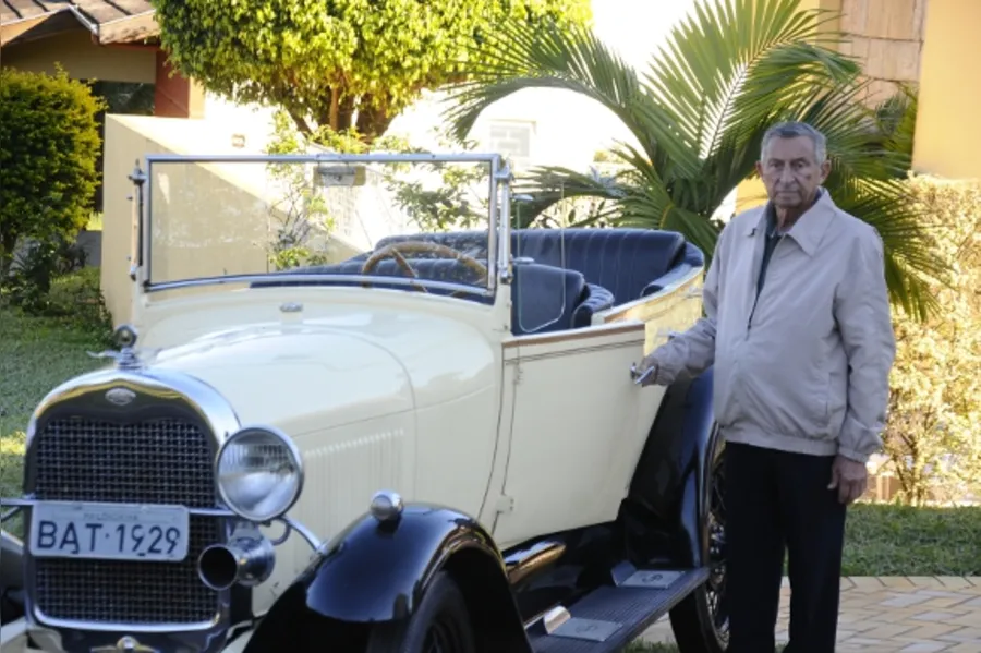 Colecionador mantém sonho de menino na garagem