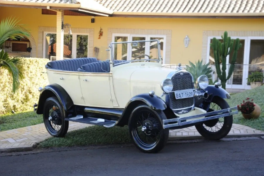 Colecionador mantém sonho de menino na garagem