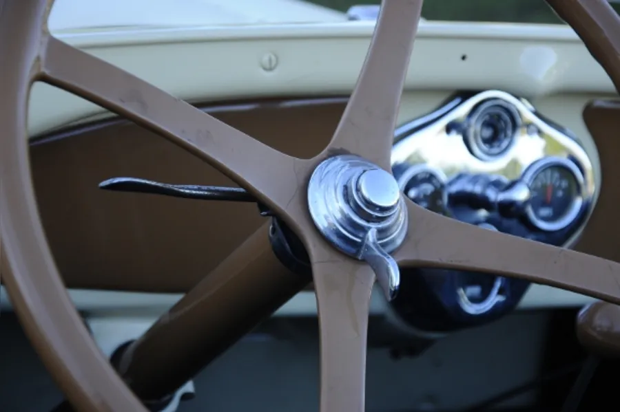 Colecionador mantém sonho de menino na garagem