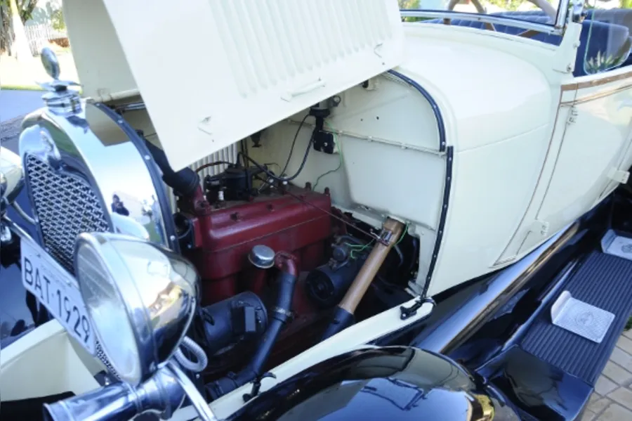 Colecionador mantém sonho de menino na garagem