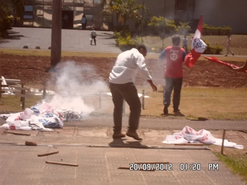 Manifestantes e pedetistas em conflito