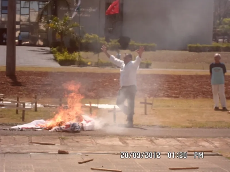 Manifestantes e pedetistas em conflito