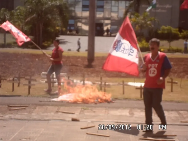 Manifestantes e pedetistas em conflito