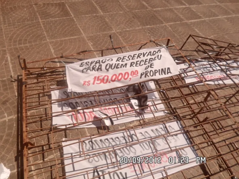 Manifestantes e pedetistas em conflito