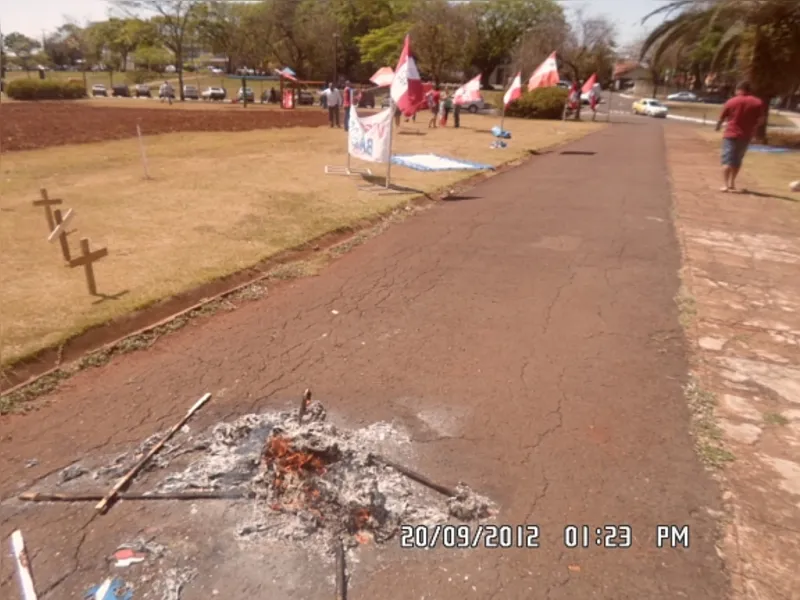 Manifestantes e pedetistas em conflito